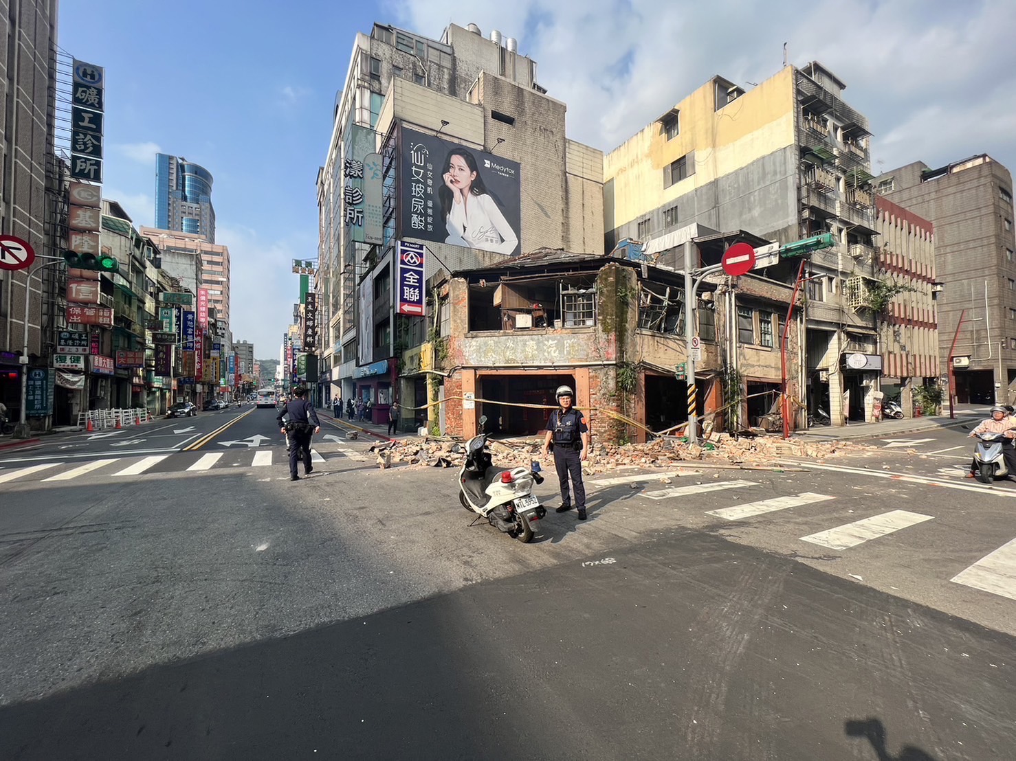 員警現場安維疏導交通。(記者薛秀蓮翻攝)
