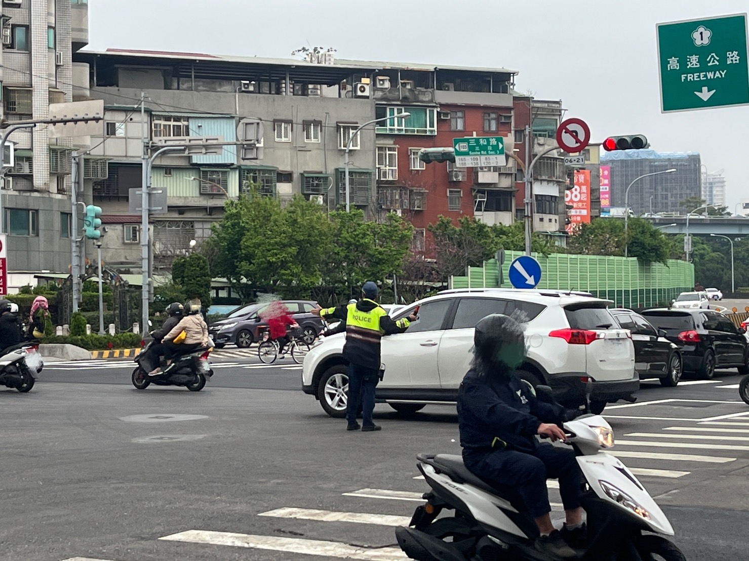 警方加強交通疏導。(記者宋紹誠翻攝)