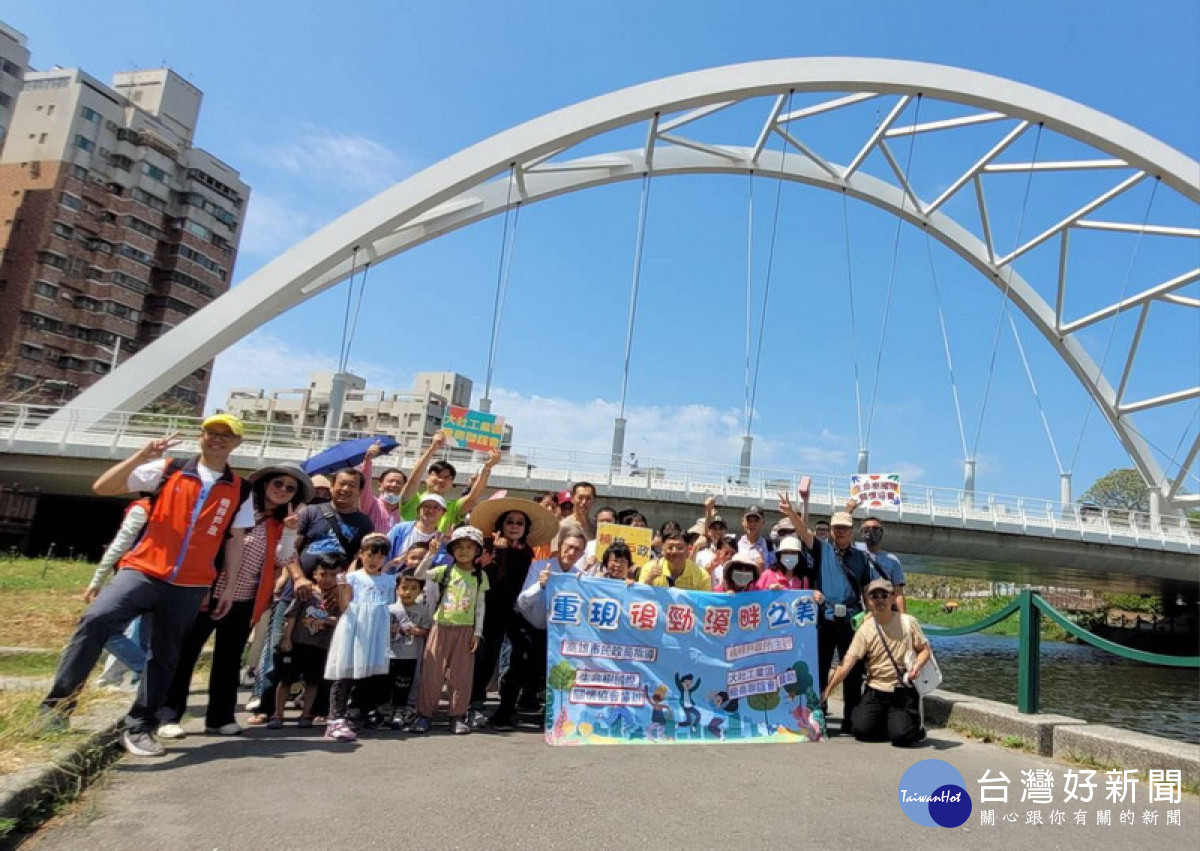 ▲楠梓戶所帶領新住民朋友走訪後勁溪中下游流域，透過在地文史工作者解說，重新認識後勁溪的美麗風情並深刻的認識環境永續的重要性。