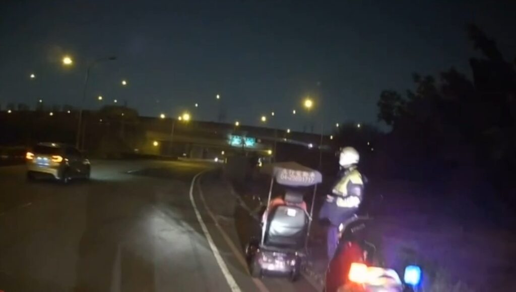 ▲圖說:春社所員警將差點騎代步車誤入交流道的吳姓老翁攔下 (圖/台中市政府提供)