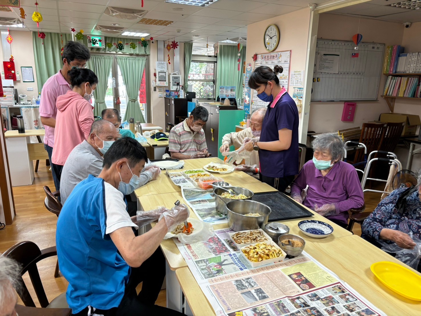 ▲彰化榮家日照中心舉辦「手做春捲」活動，讓久未包春捲的長輩回憶及體驗年少的回憶及樂趣。（記者張溎壕攝）