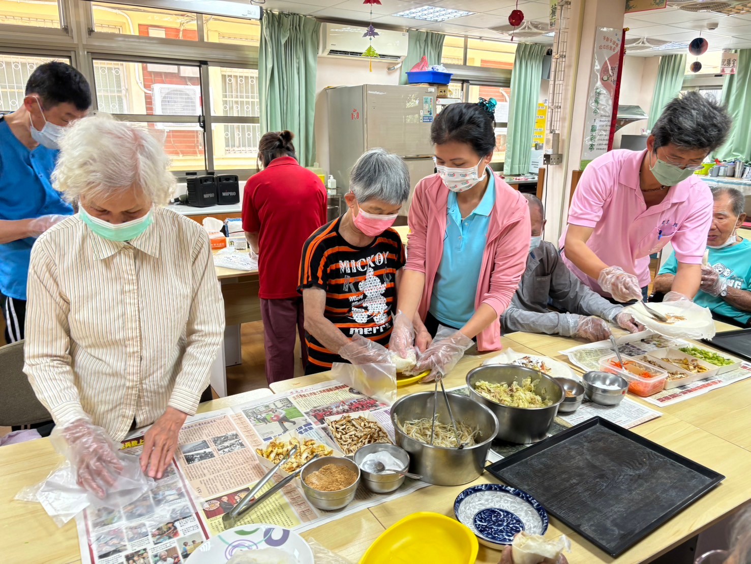 ▲彰化榮家日照中心舉辦「手做春捲」活動，讓久未包春捲的長輩回憶及體驗年少的回憶及樂趣。（記者張溎壕攝）