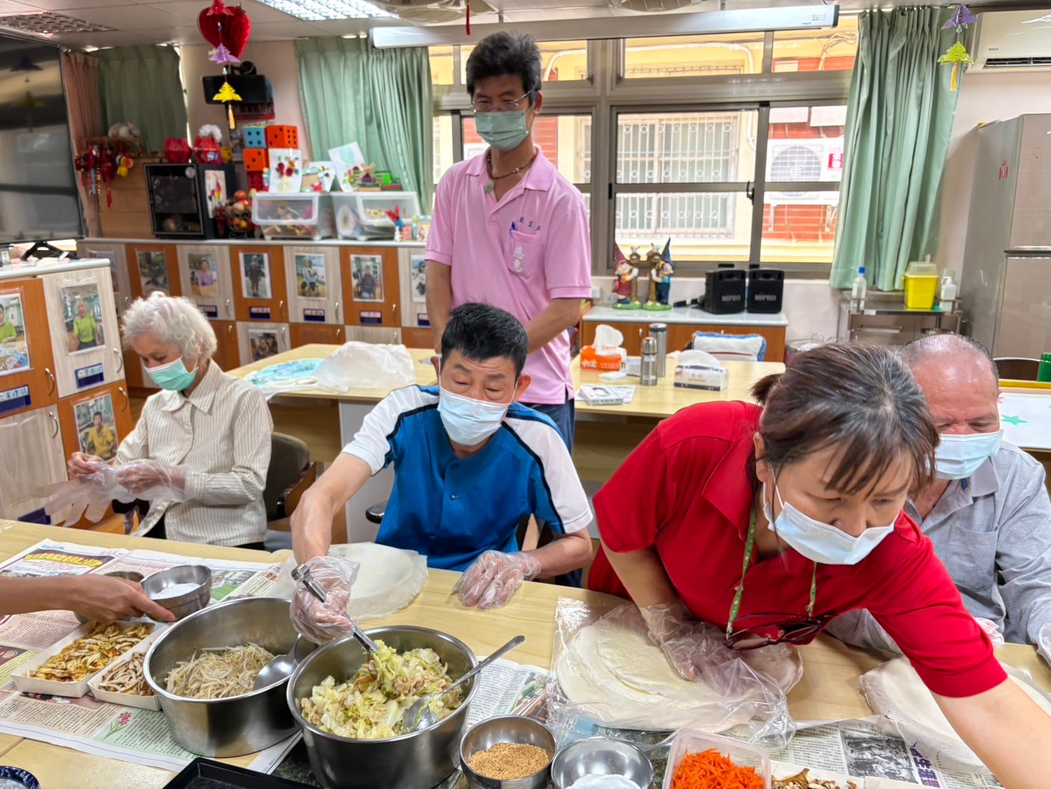 ▲彰化榮家日照中心舉辦「手做春捲」活動，讓久未包春捲的長輩回憶及體驗年少的回憶及樂趣。（記者張溎壕攝）