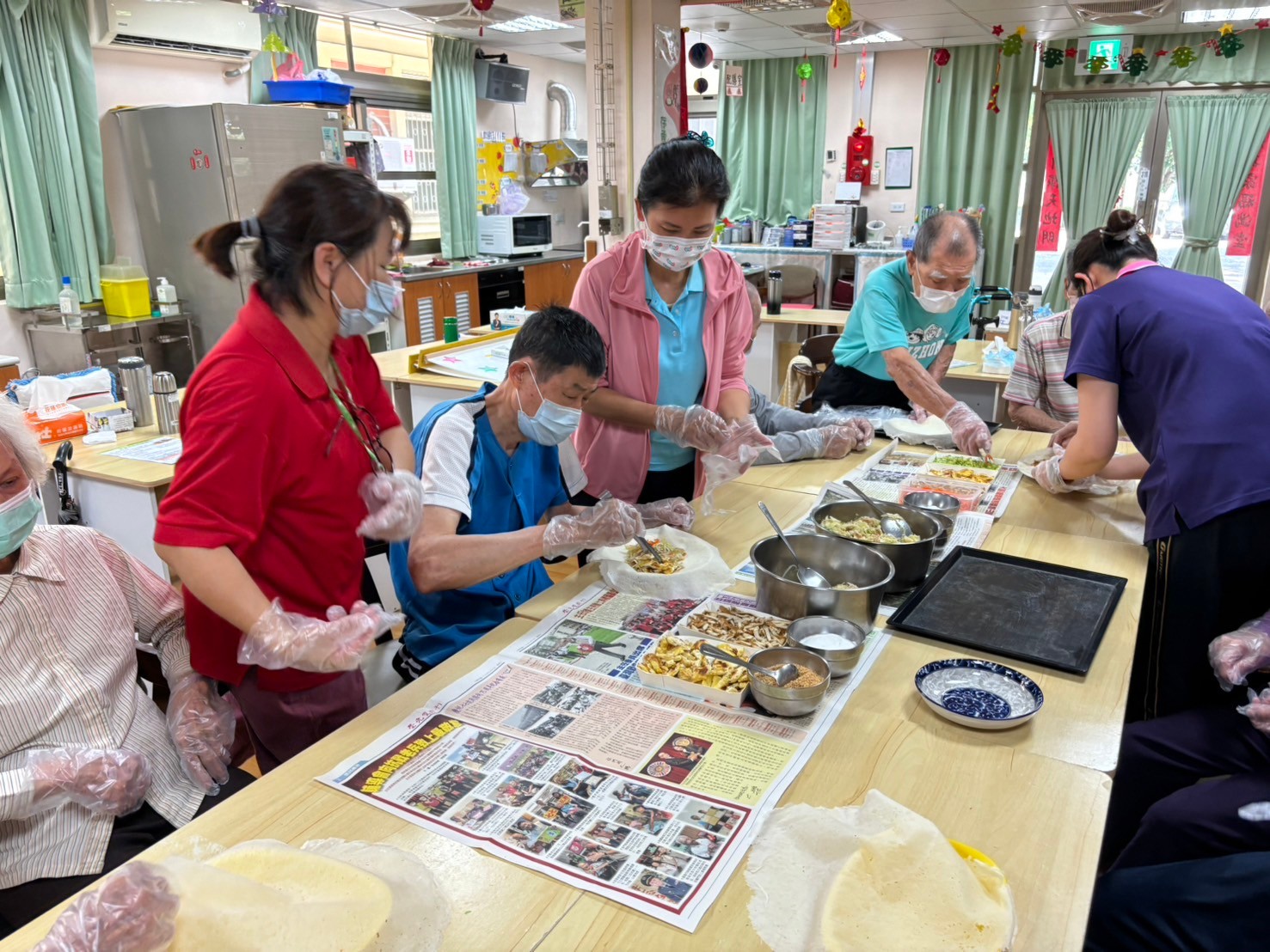 ▲彰化榮家日照中心舉辦「手做春捲」活動，讓久未包春捲的長輩回憶及體驗年少的回憶及樂趣。（記者張溎壕攝）