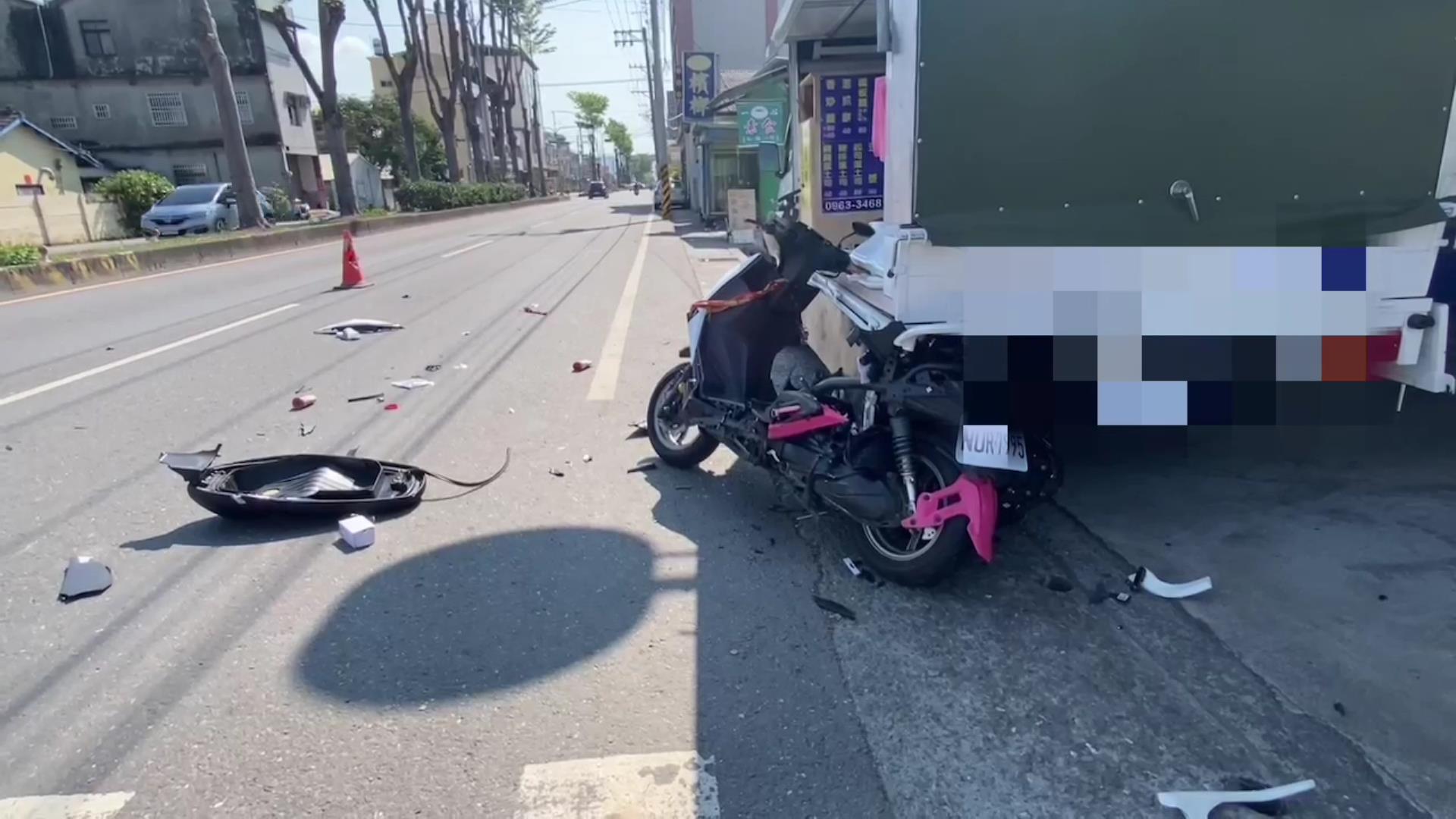 ▲北斗鎮發生小轎車右轉中新路時與直行往田中方向重機發生擦撞,撞擊力道將重機甩出,再卡進停放在路邊賣早餐的小貨車車底。(民眾提供)