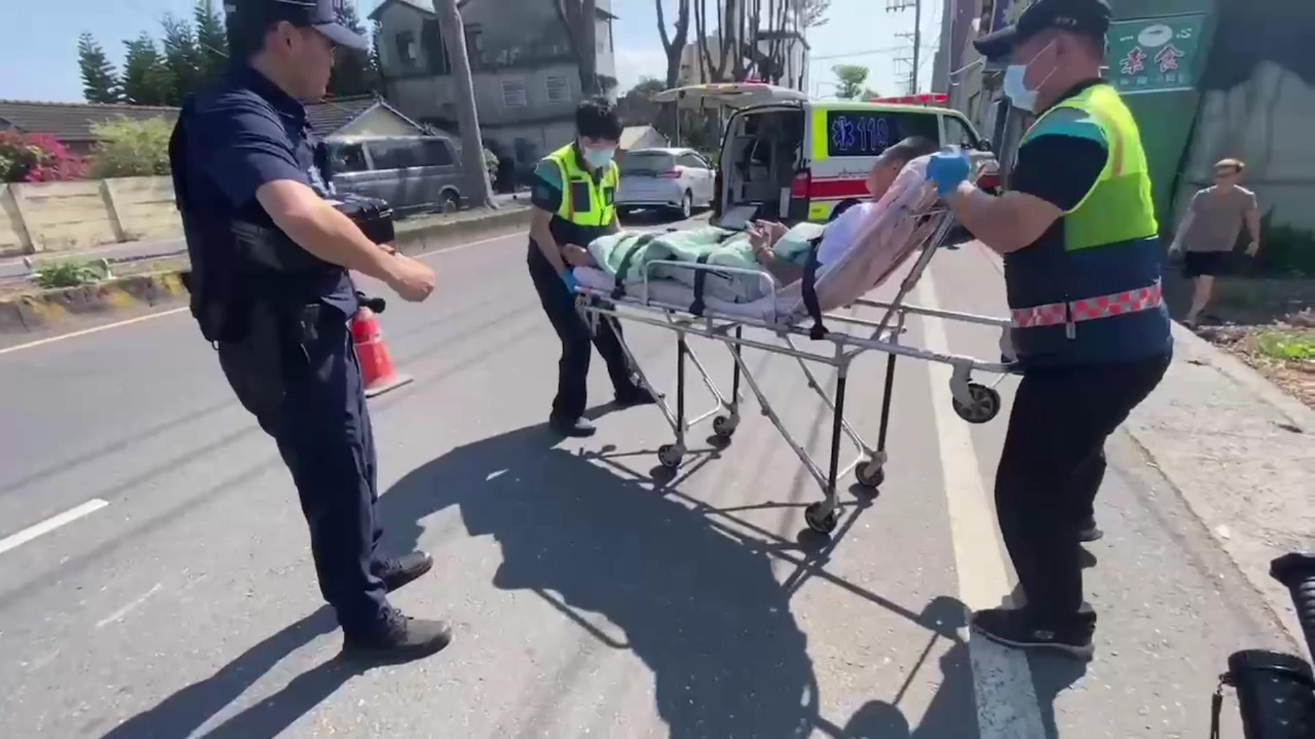 ▲北斗鎮發生小轎車右轉中新路時與直行往田中方向重機發生擦撞，撞擊力道將重機甩出，再卡進停放在路邊賣早餐的小貨車車底。（民眾提供）