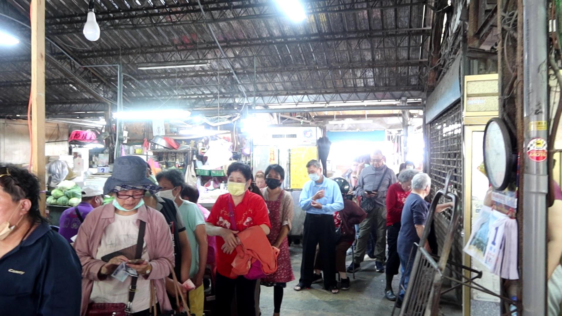 ▲北斗鎮知名潤餅店「潤餅輝」46個爐火全開仍應接不暇，今年不漲價，但出動家族15人請假一週來幫忙，以節省成本。（記者張溎壕攝）