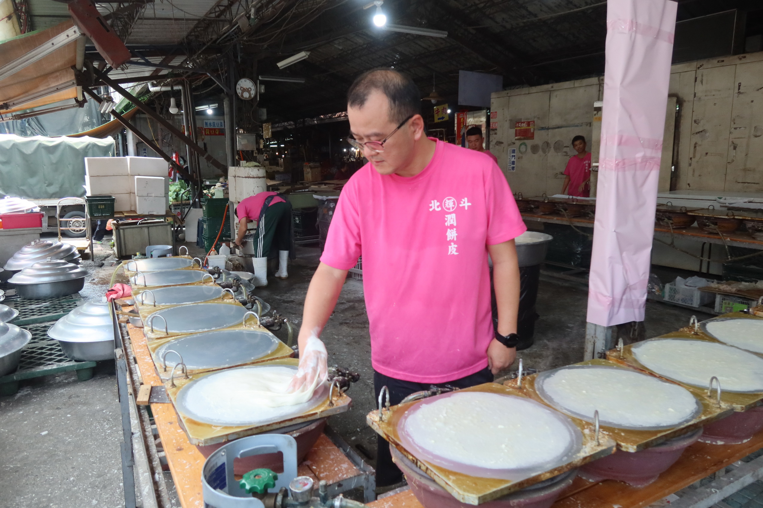 ▲北斗鎮知名潤餅店「潤餅輝」46個爐火全開仍應接不暇，今年不漲價，但出動家族15人請假一週來幫忙，以節省成本。（記者張溎壕攝）