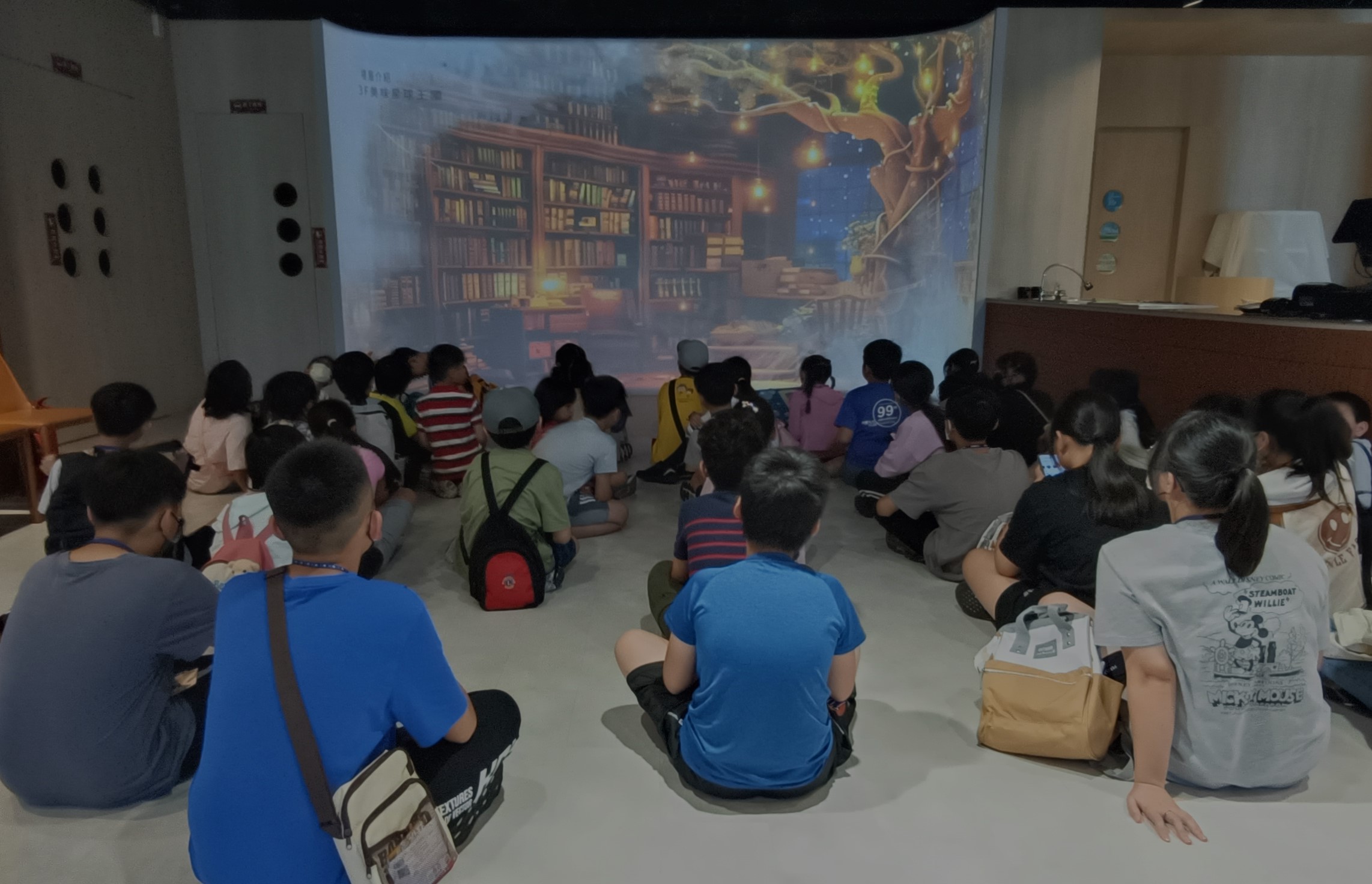 ▲仁大資訊公司邀請招待彰化家扶中心孩童在高雄巴特里魔法城堡舉辦兒童節活動，讓孩童們在遊戲中學習、探索。（彰化家扶中心提供）