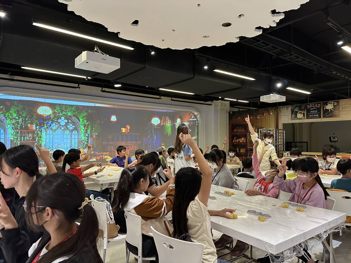 ▲仁大資訊公司邀請招待彰化家扶中心孩童在高雄巴特里魔法城堡舉辦兒童節活動，讓孩童們在遊戲中學習、探索。（彰化家扶中心提供）