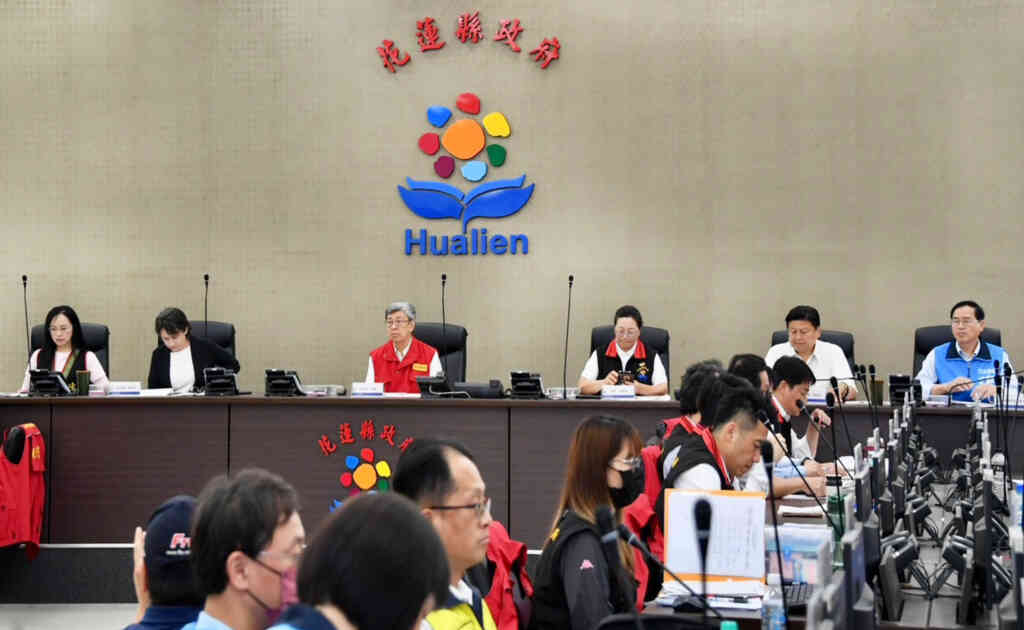 ▲陳建仁院長今日上午與副總統當選人蕭美琴共赴花蓮災害應變中心進行視察,盡全力協助災民度過難關。(新傳處提供)