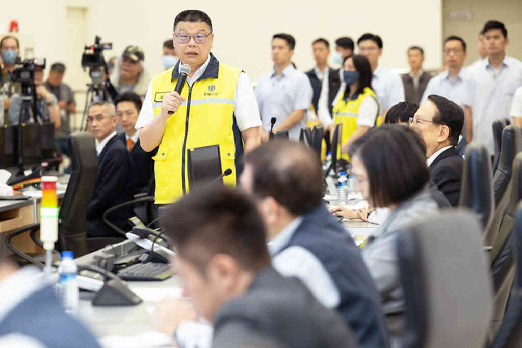 ▲蔡英文總統抵達後，分別聽取臺鐵公司董事長杜微、高鐵公司董事長江耀宗及交通部公路局局長陳文瑞等分別簡報「0403地震影響及搶修輸運情形」。（ 總統府提供）