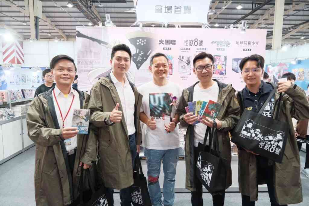 ▲ 漫協理事長陪同貴賓導覽攤位。（記者廖妙茜翻攝）