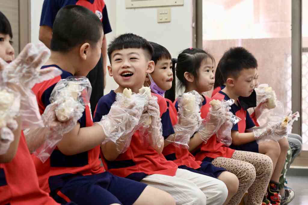 ▲福興鄉東區幼兒園近日特別安排了包潤餅活動,讓幼兒園的小朋友們能夠親身體驗製作潤餅的樂趣,同時認識清明節的由來與習俗。(記者林明佑翻攝)