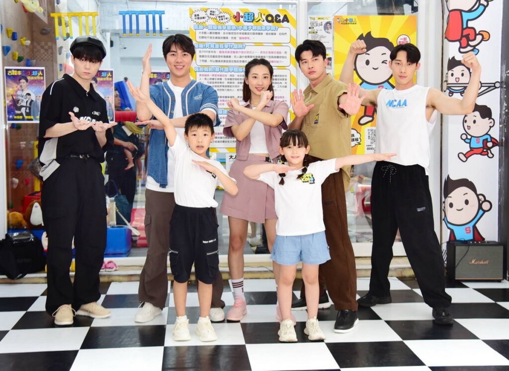 （由左至右）「小超人綜合體能俱樂部」原子少年-瑋弟、古程丰、林芸茜、賴煜鴻、唐綸（前排小朋友）Peter、Hannah師資陣容堅強