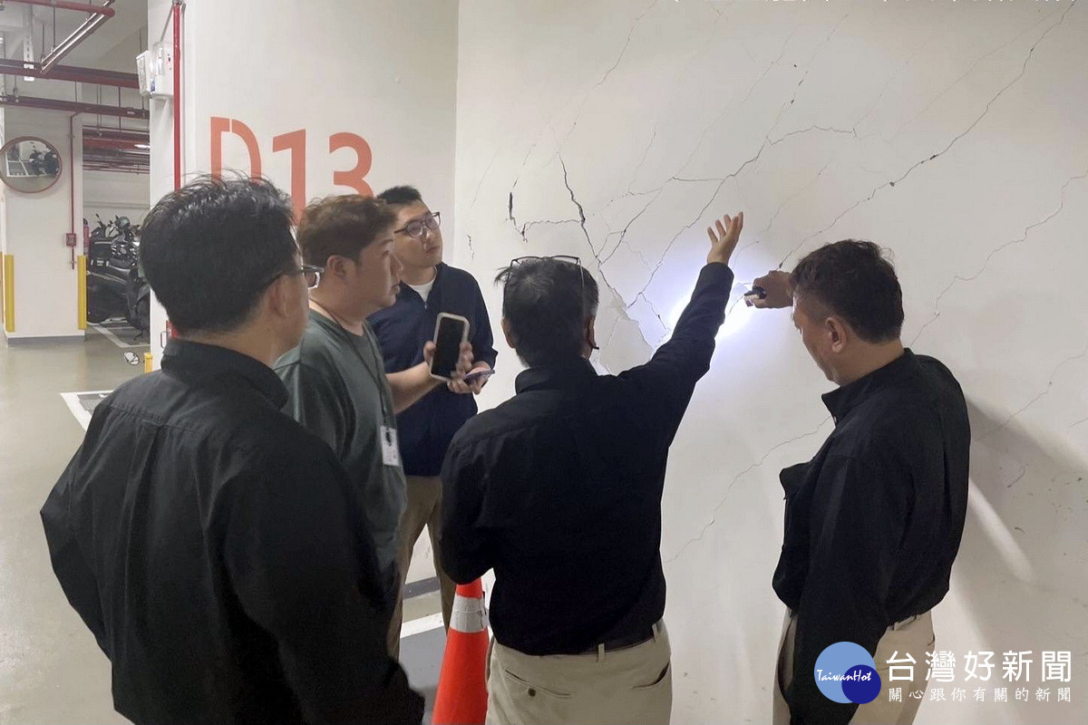 中壢1號社宅地下室牆龜裂,桃市府住發處人員前往查看巡檢。