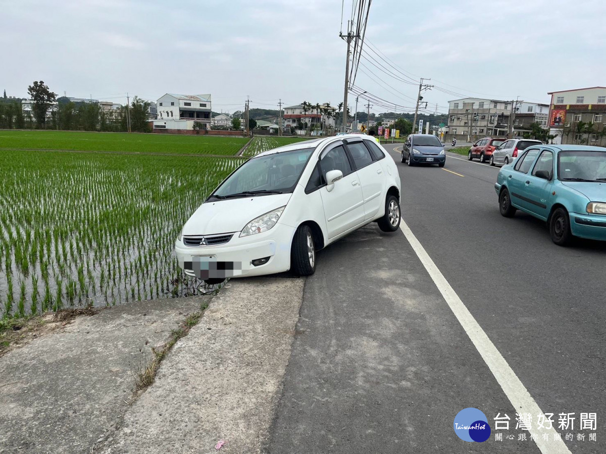 女子路邊停車不慎卡稻田上　波麗士協助脫困