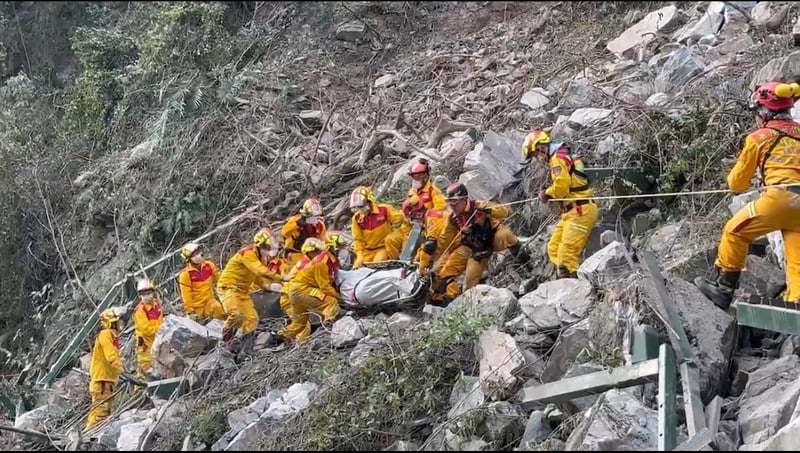 屏東縣等各地消防局特搜隊人員4日下午在小錐麓步道發現一名男子遺體,眾人以接力方式將遺體搬運下山。屏東縣消防局提供