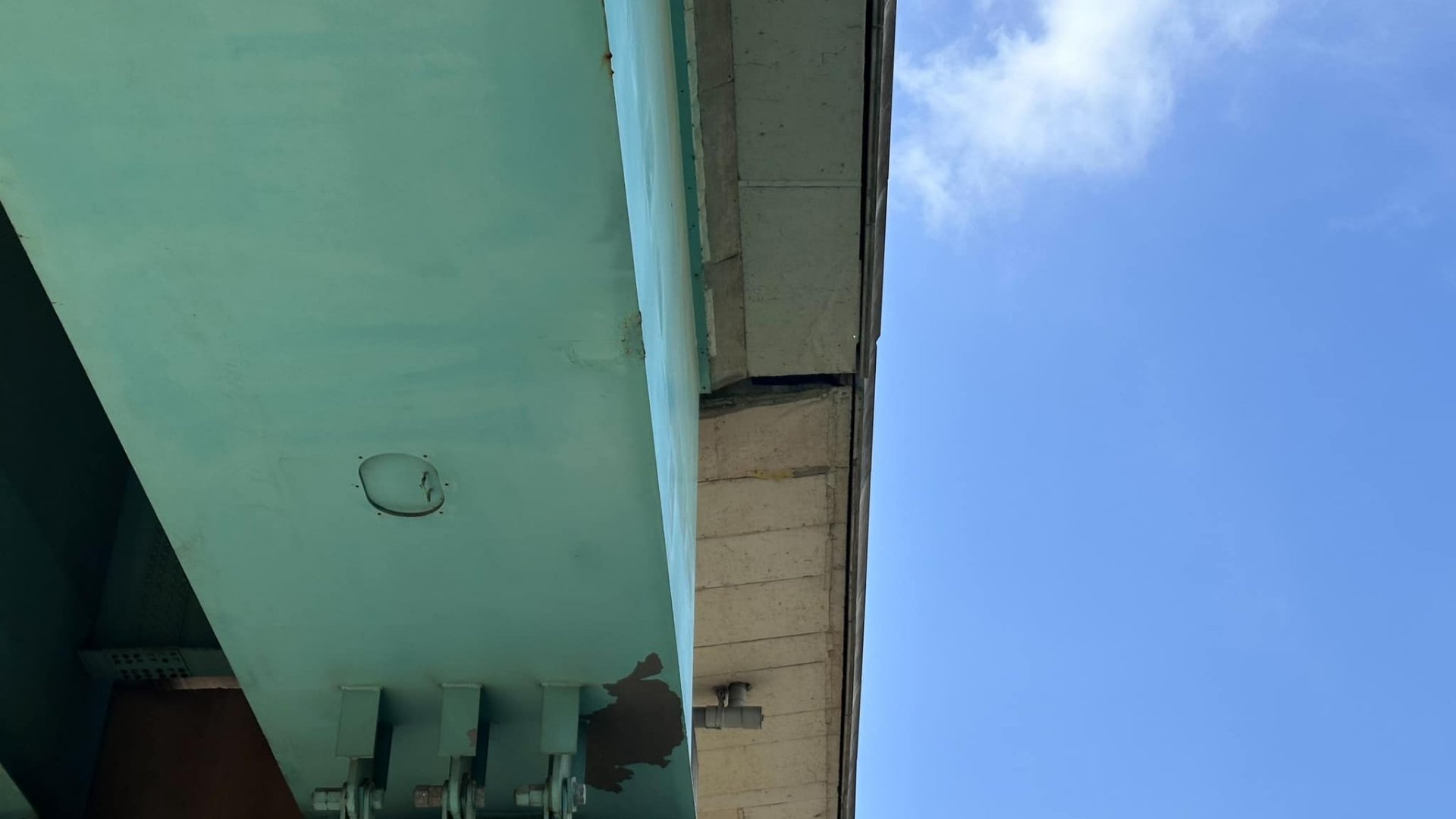 桃園機場捷運軌道受地震影響出現輕微位移,已修復。翻攝蘇俊賓臉書