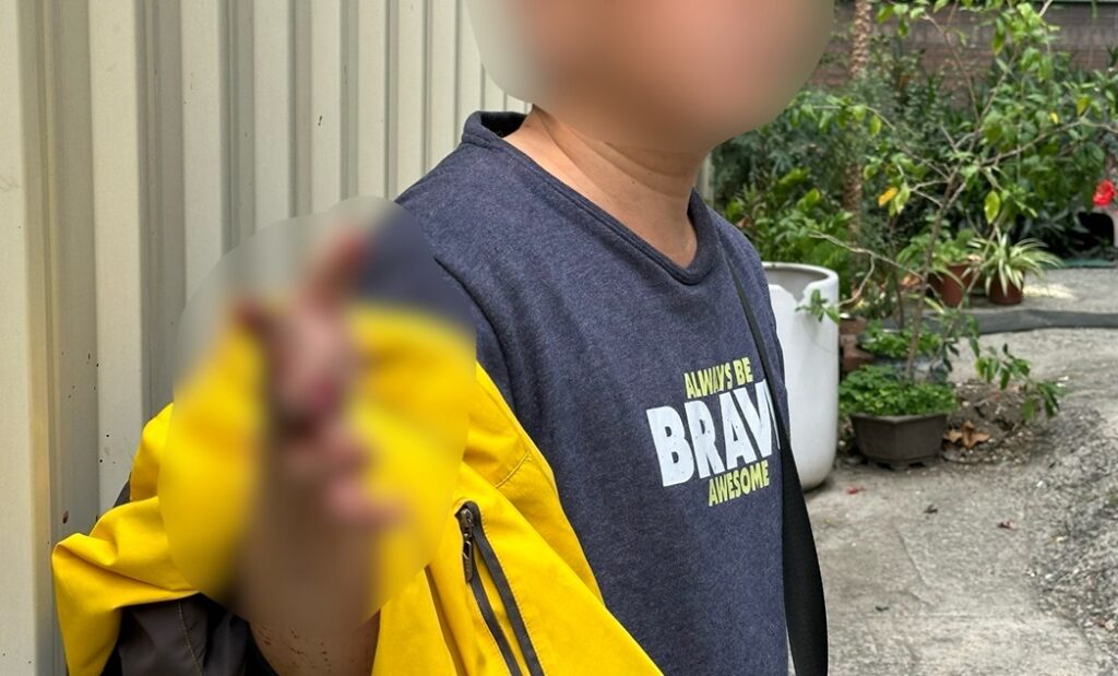 ▲圖說:吳男清洗檔車鍊條時不慎截斷2指,員警火速協助男子送醫 (圖/台中市政府提供)