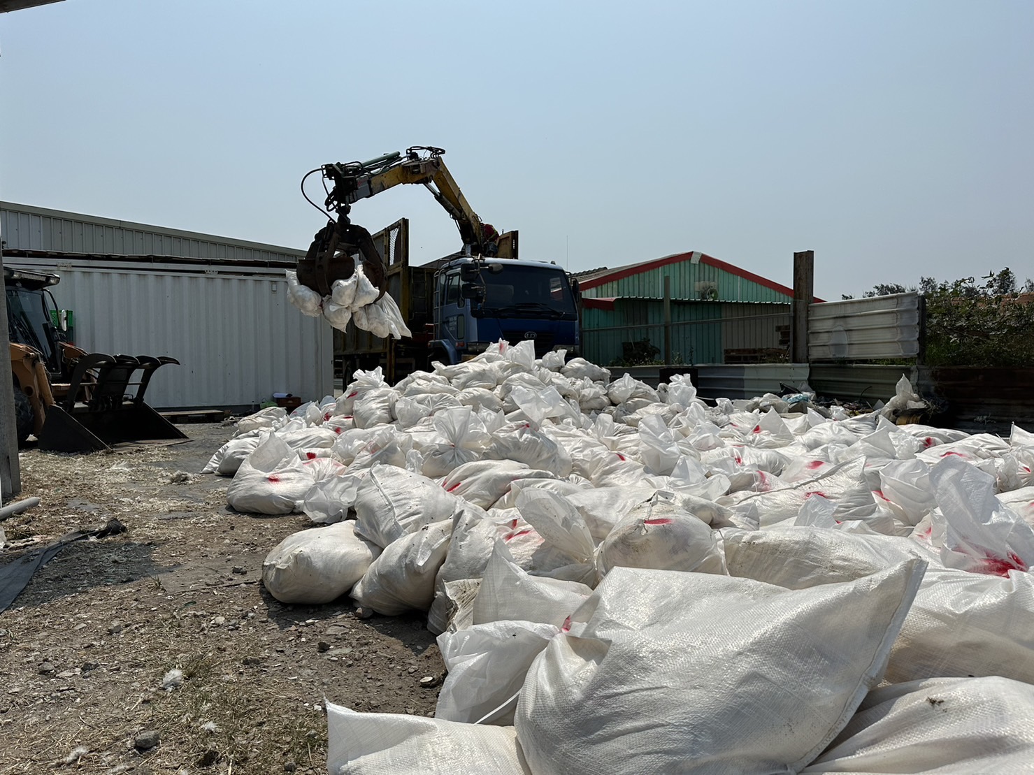 ▲彰化縣芳苑鄉一家蛋雞場爆發H5N1亞型高病原性禽流感疫情，彰化縣動物防疫所派員到蛋雞場進行撲殺清場及消毒工作。（記者張溎壕翻攝）
