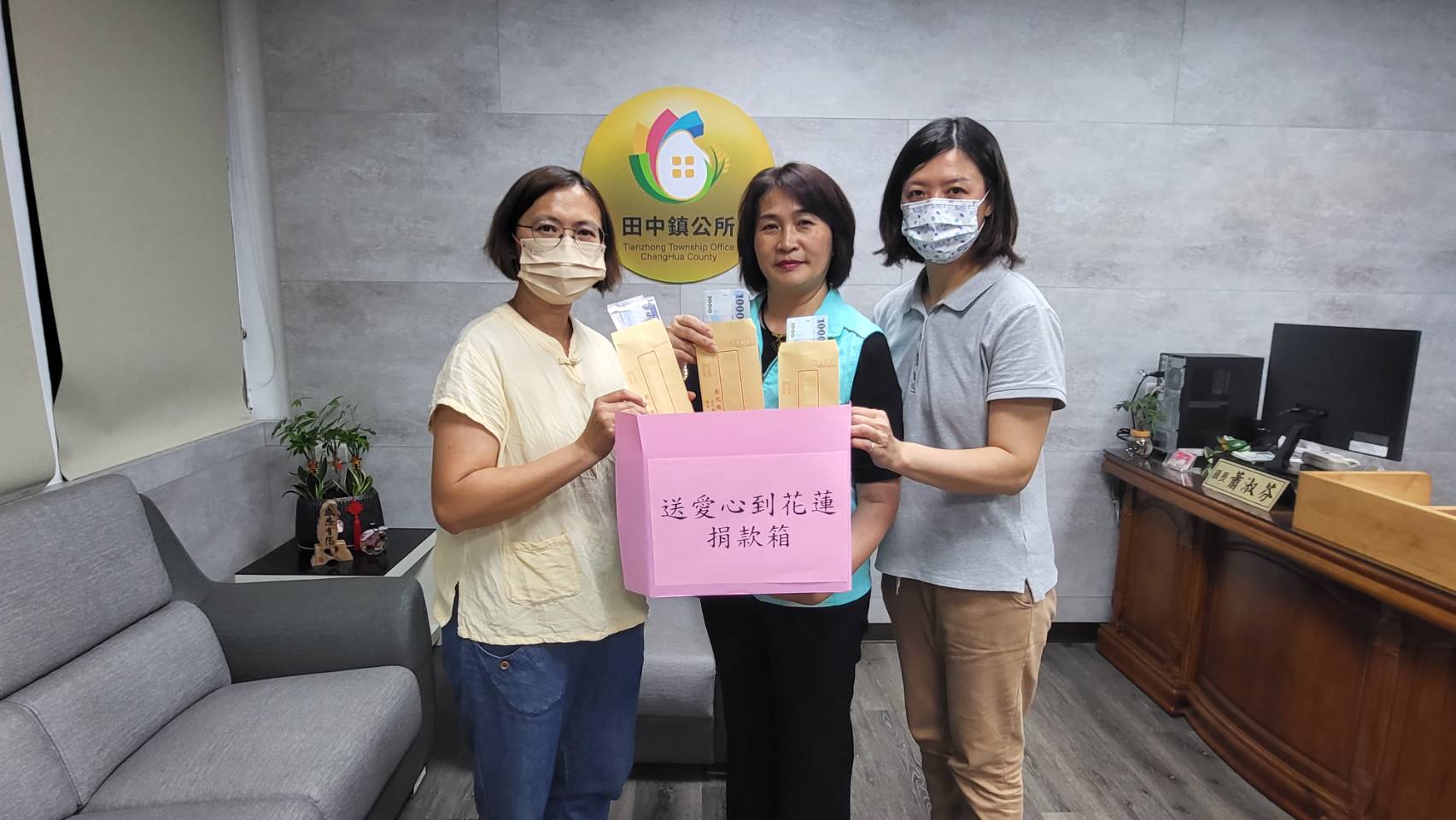 ▲4月3日花蓮東部海域發生芮氏規模7.2級地震，造成民眾傷亡、建築物及道路損壞，田中鎮長蕭淑芬捐出一月的薪資以支持花蓮地震災民的重建工作。（記者張溎壕攝）