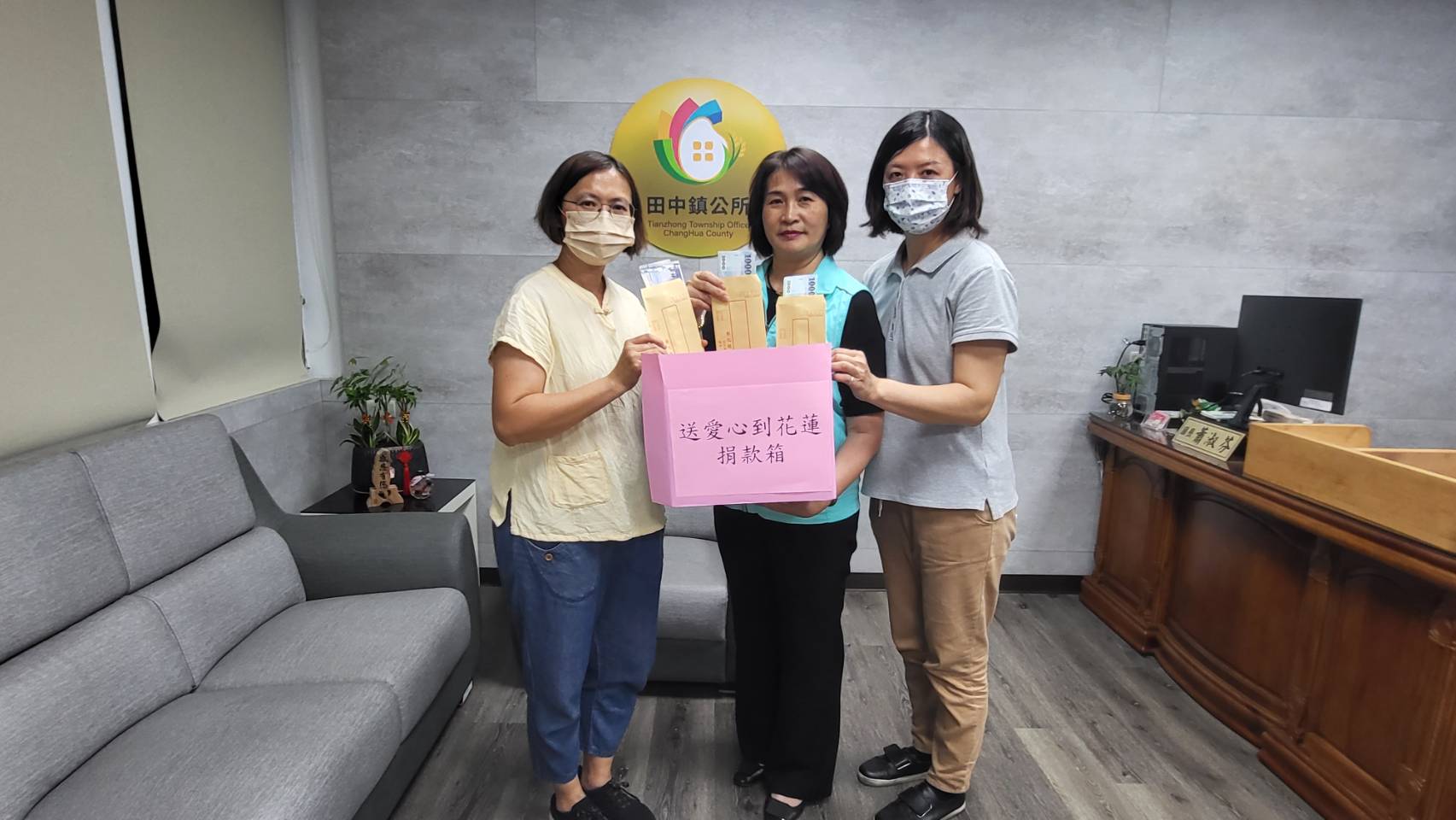 ▲4月3日花蓮東部海域發生芮氏規模7.2級地震，造成民眾傷亡、建築物及道路損壞，田中鎮長蕭淑芬捐出一月的薪資以支持花蓮地震災民的重建工作。（記者張溎壕攝）