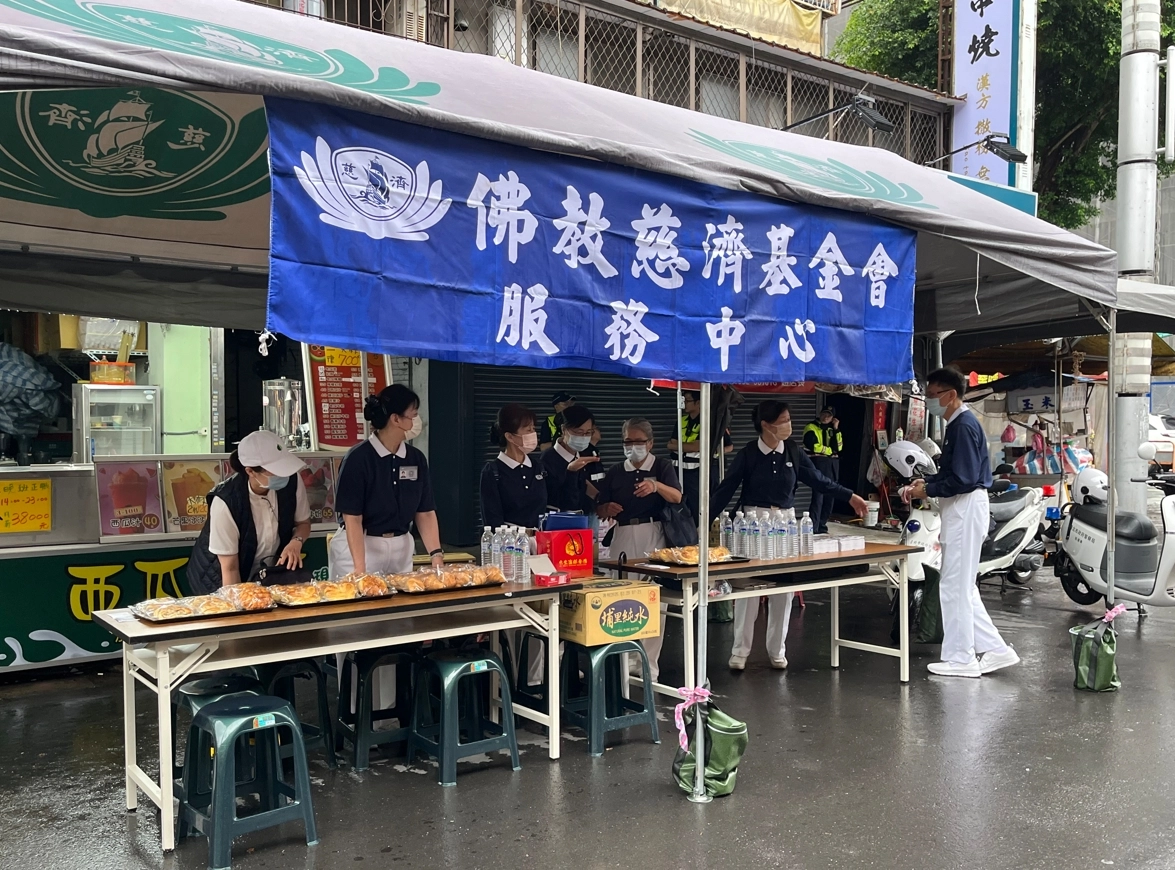 4月4日,中正區慈濟志工一早來勘查,並經區長同意在旁搭帳篷設置服務中心。