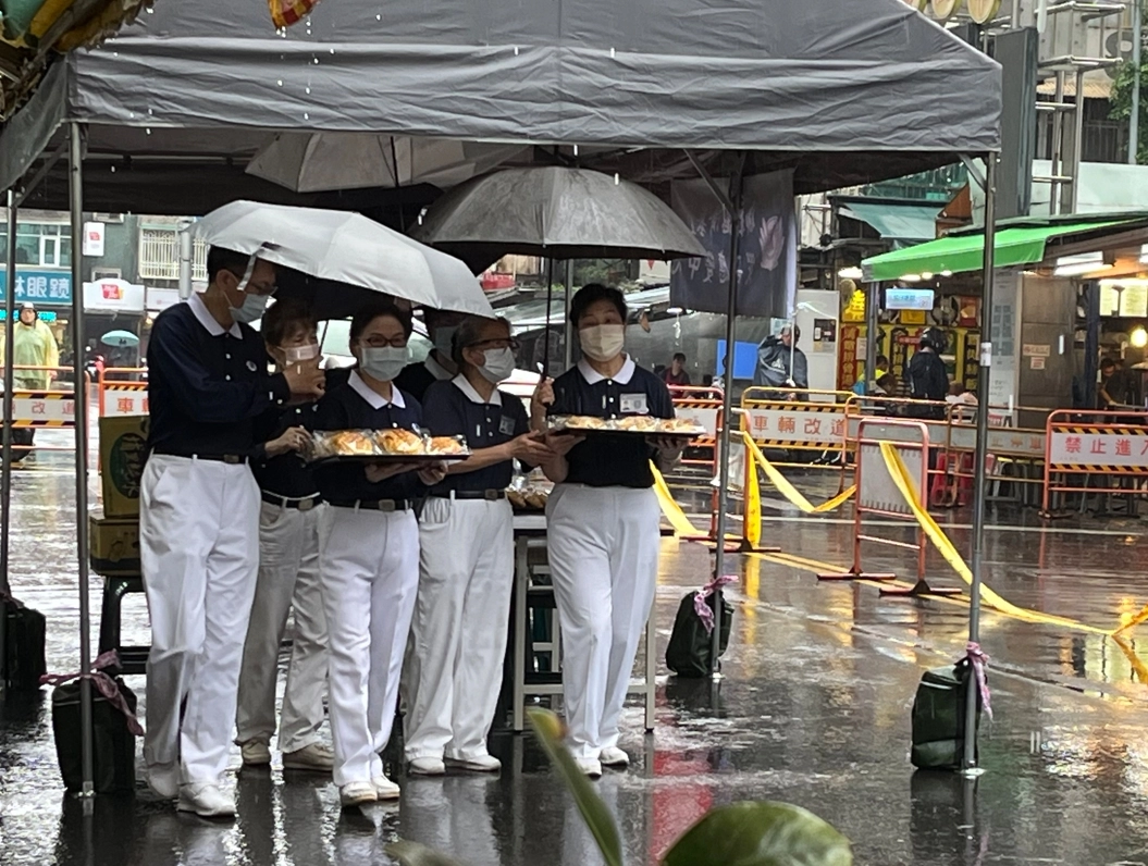 慈濟志工搭帳棚、送物資,即便一度下起大雨,不減關懷的腳步、送暖的溫情。