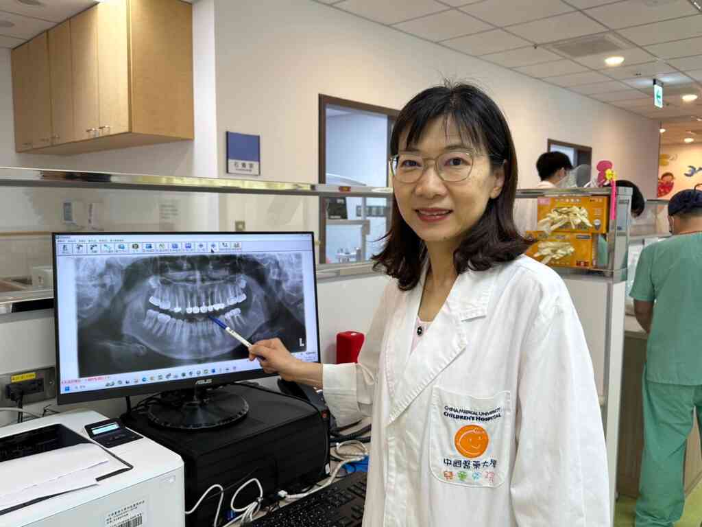 ▲中醫大兒醫牙醫師孫國丁主任表示，小杰全口嚴重齲齒，門牙整排齲齒深入至神經，經全身麻醉進行全口重建，並學習正確潔牙衛教，現在三餐後都會仔細潔牙。（中醫大兒醫提供）