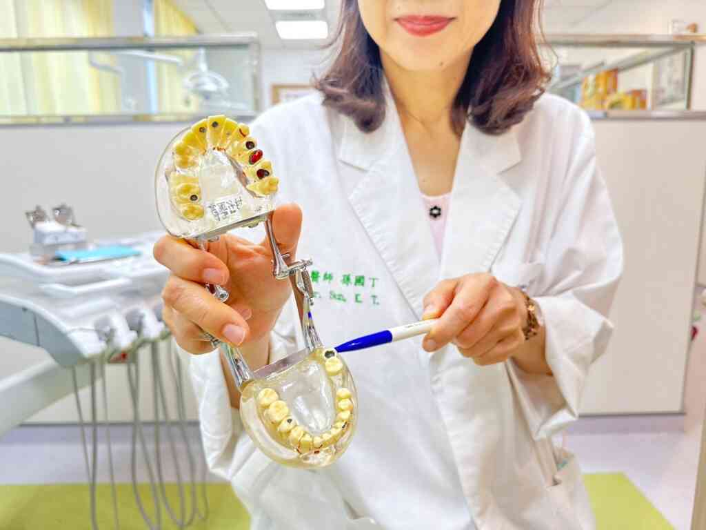 ▲中醫大兒醫兒童牙科孫國丁主任表示，青少年時期常因錯誤的飲食習慣及青春期荷爾蒙的改變，容易造成蛀牙及牙齦發炎，應定期至醫療院所檢查牙齒。（中醫大兒醫提供）