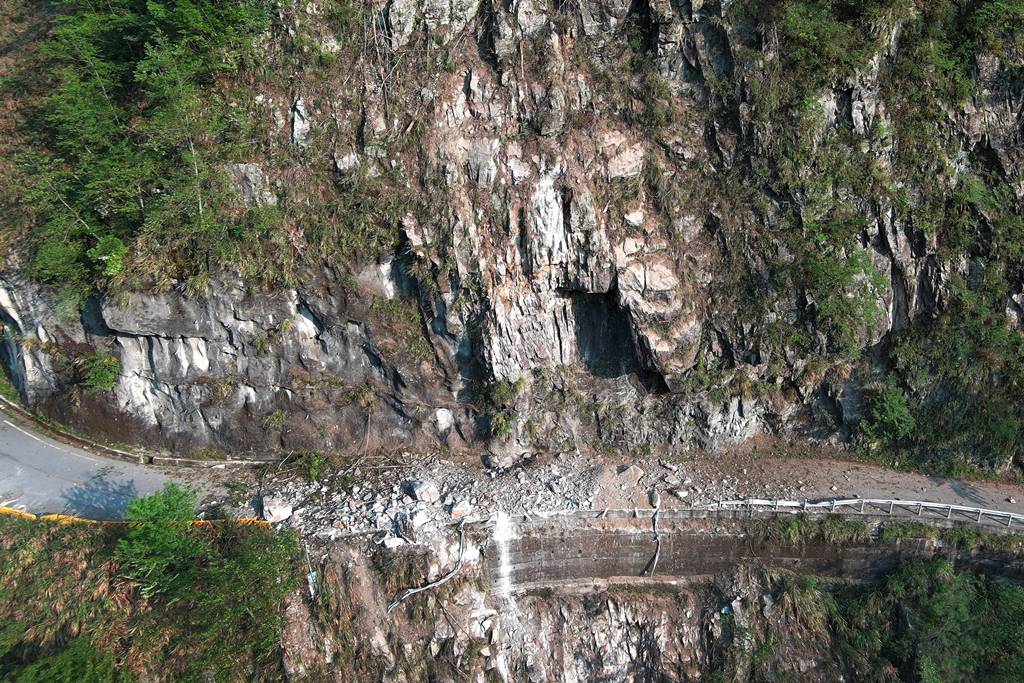 ▲0403地震後中橫道路積極搶災,5、6日一連兩天仍封閉進行搶通,公路局籲民眾震後減少進入山區。(公路局提供)