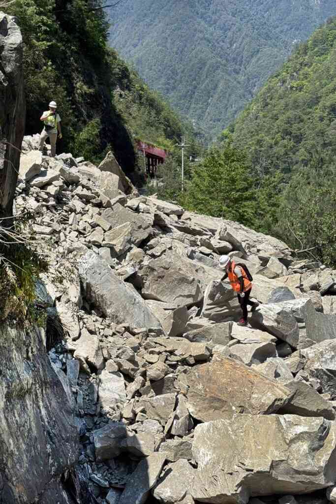 ▲0403地震後中橫道路積極搶災，5、6日一連兩天仍封閉進行搶通，公路局籲民眾震後減少進入山區。（公路局提供）