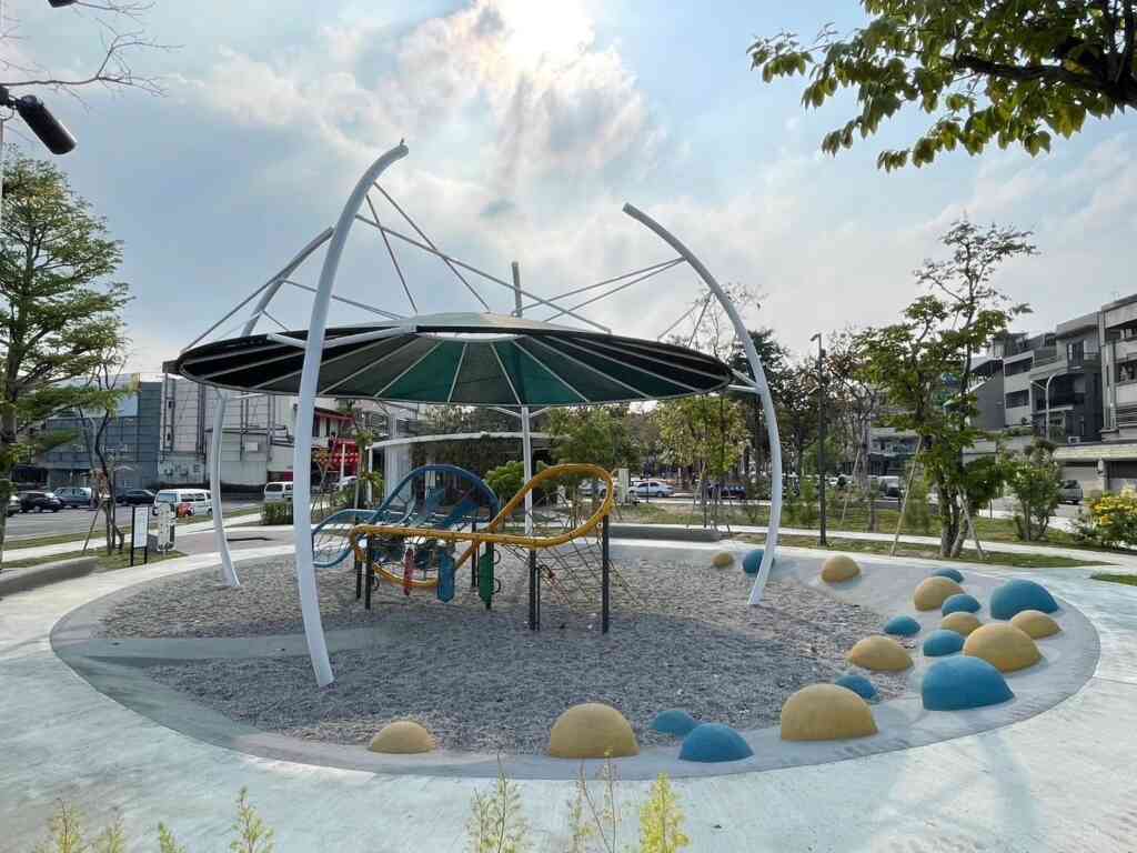 ▲ 台中美樂地計畫3.0,打造東區十全公園遊戲場遮陽棚,給小孩連假清涼一下。(台中市政府提供)