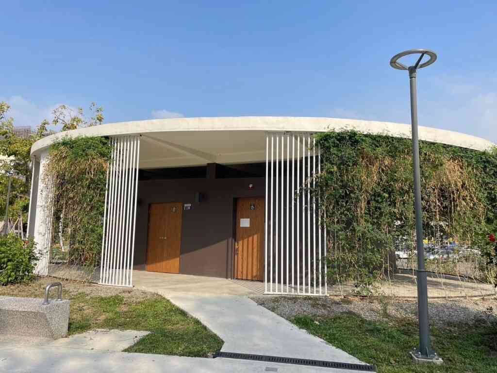 ▲ 十全公園是台中首次於公廁內增設《可掀式照護床》。（台中市政府提供）