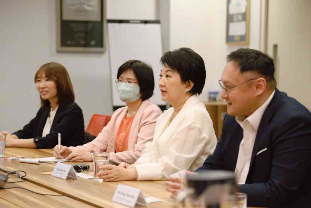 ▲ 市長盧秀燕率隊參訪新加坡體育局並聽取簡報。（台中市政府提供）