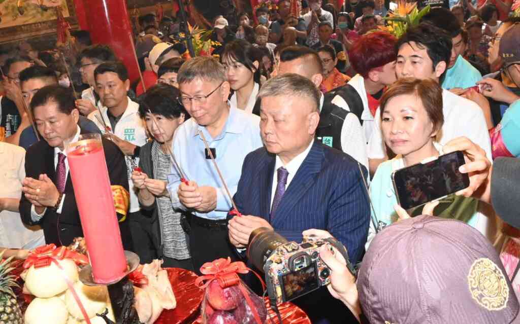 ▲民眾黨主席柯文哲明下午3點半到鎮瀾宮參拜。(記者張玉泰攝)