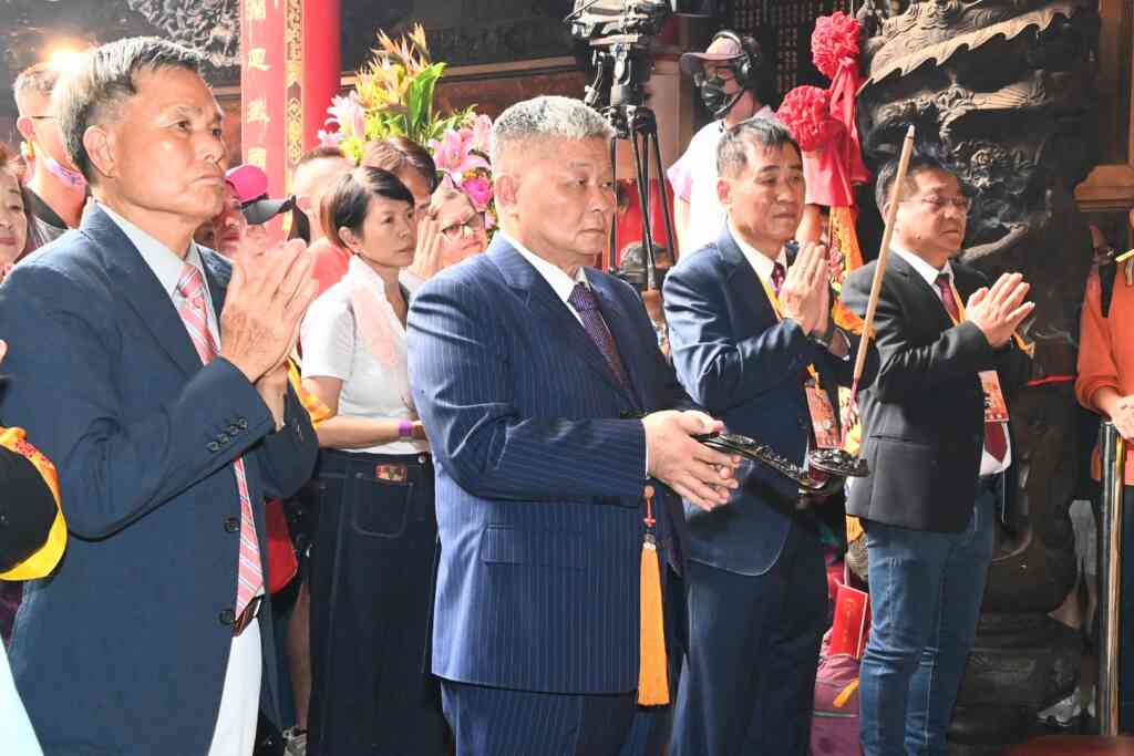 ▲大甲鎮瀾宮媽祖遶境進香活動於4月5日深夜11時起駕，備受各界關注，包括各黨政治人物參與盛會，立法院長韓國瑜今年將擔任媽祖起駕「扶轎」角色。（記者張玉泰攝）