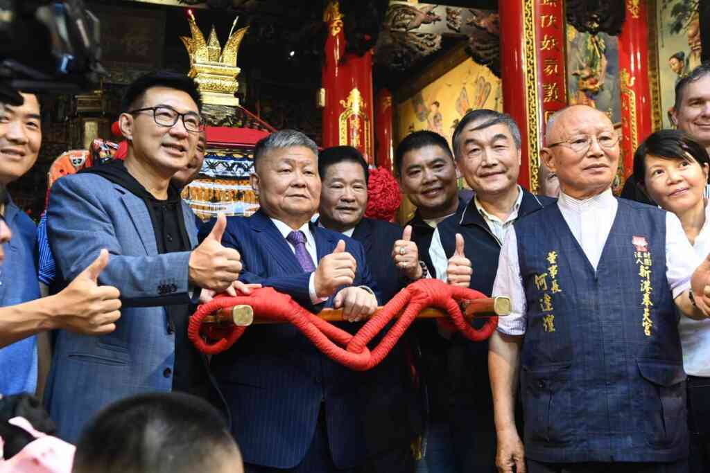 ▲立法院副院長江啟臣則邀請9國駐台使節、代表、會長等人，參加大甲媽遶境起駕。（記者張玉泰攝）