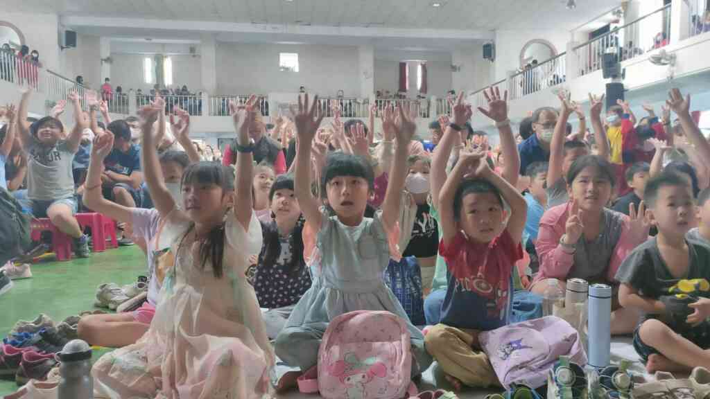 ▲萍蓬草兒童劇團在福興國中演出《格列佛遊記》，縣長王惠美出席與大家同樂，現場大朋友小朋友共計1000餘人，讓彰化縣的孩子們度過一個愉快的假期。（彰化縣文化局提供）