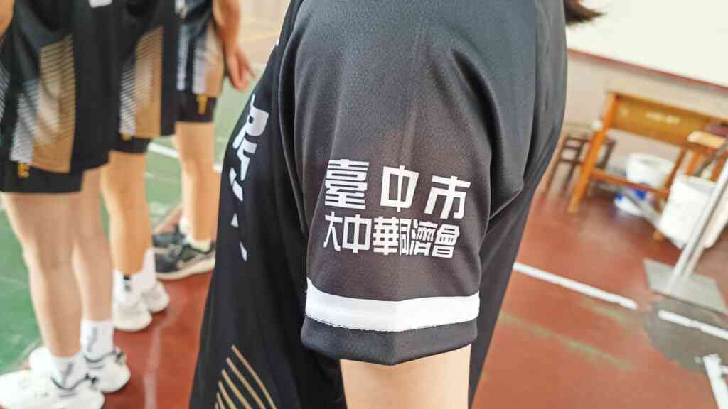 ▲國際同際會台灣總會中B區大中華會江金樹會長率領會員前往居仁國中，慷慨捐贈排球隊所需的隊服。（記者張玉泰翻攝）