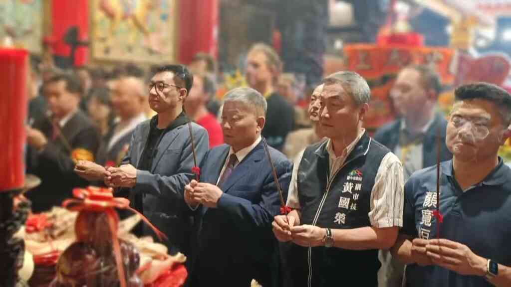 ▲台中副市長黃國榮代表市長盧秀燕恭請媽祖上轎，晚間更將與立法院長韓國瑜一同恭迎媽祖起駕，祈求「大甲媽」遶境賜福，庇佑國泰民安、風調雨順，市民平安健康。（記者張玉泰攝）