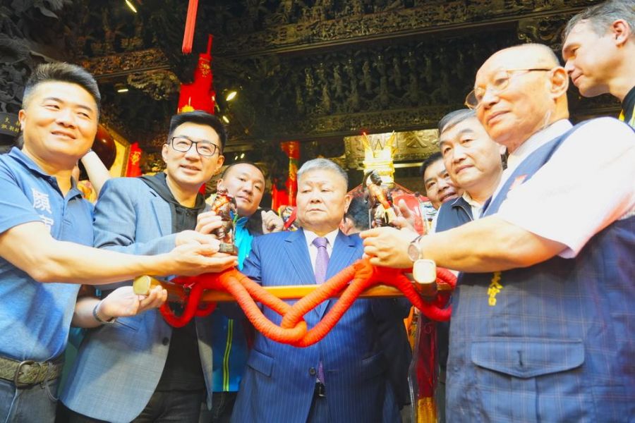 大甲媽今晚起駕遶境賜福 黃國榮恭迎上轎駐台使節體驗宗教文化