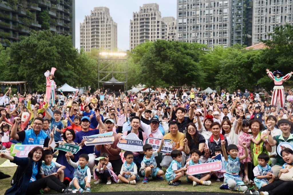 竹北星際探險奇幻村大小朋友,共同歡渡兒童節。(圖/記者黃溎芬翻攝)