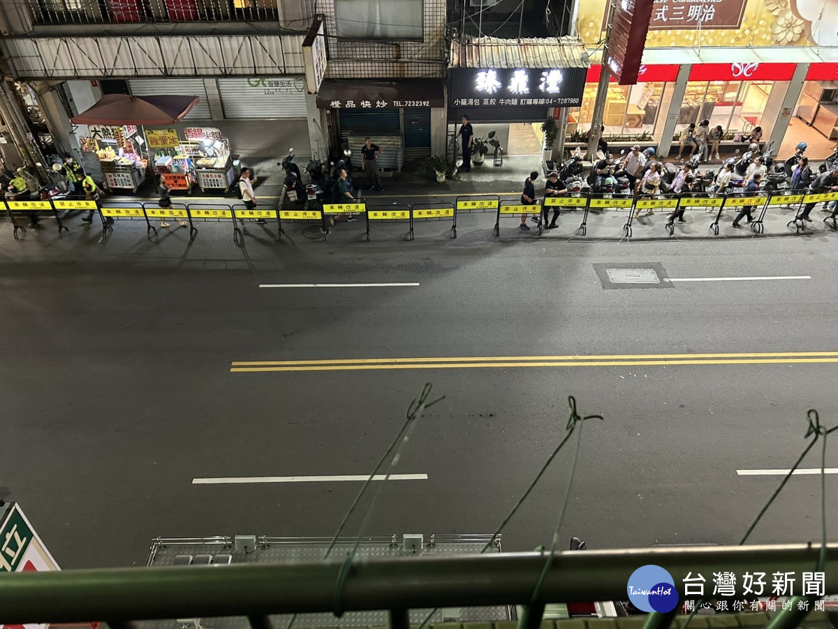 由於大甲媽遶境形成晚了5個半小時,預估會集聚上萬人看熱鬧,警方為了防範衝突等事故。