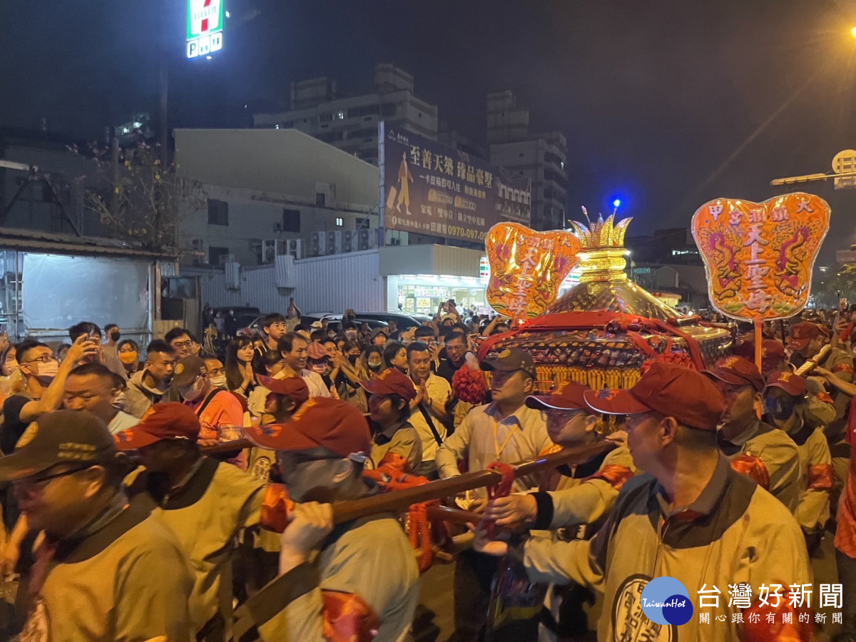 大甲媽鑾轎抵達彰化,上萬信眾簇擁膜拜,場面十分壯觀。