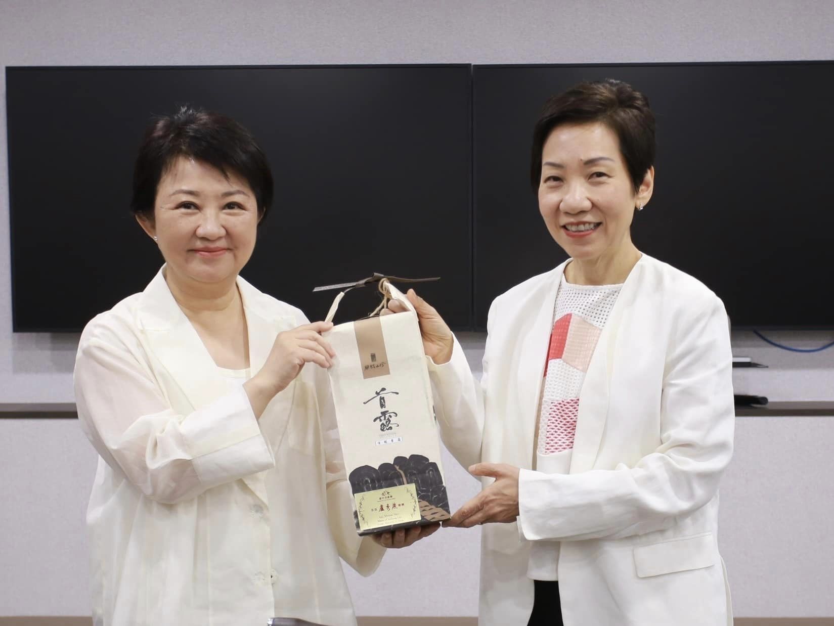星國永續發展與環境部長傅海燕(Grace Fu)上午在臉書發文,揭露與盧秀燕會面交流。翻攝Grace Fu臉書