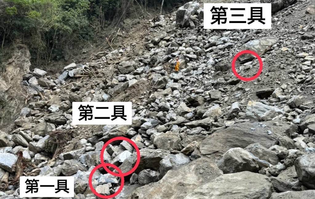 砂卡礑步道尋獲第3名罹難者,根據身上證件確認是21歲胡姓女子。搜救隊提供