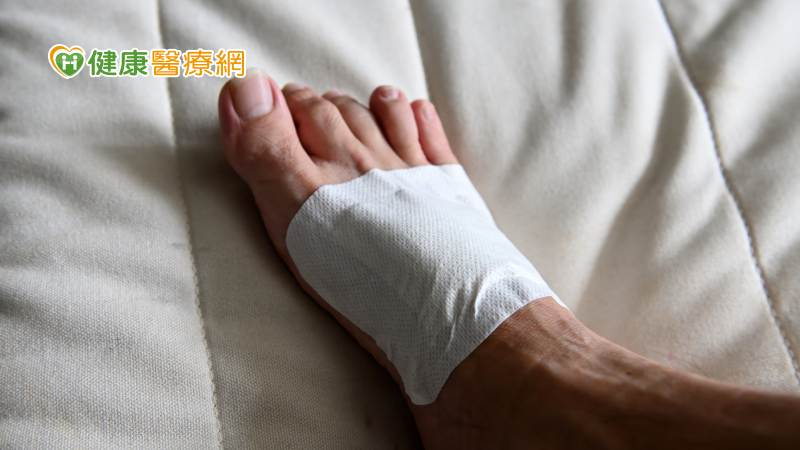 別貼藥布睡覺、運動!貼著藥布遶境小心皮膚病 更別貼超過「這時間」