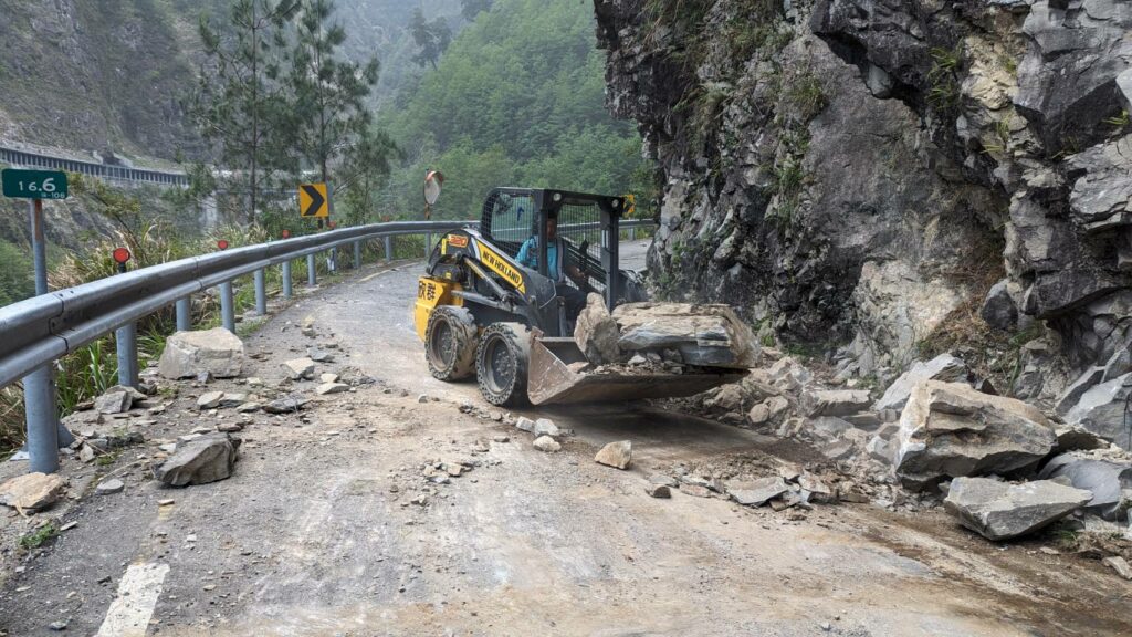 公路局加速搶修中橫便道 預計周日下午恢復通行。記者爆料網